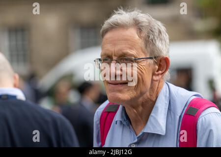 London, Großbritannien. 6.. Juni 2022. Parlamentsabgeordnete in Westminster am Tag der Vertrauensabstimmung über Boris Johnson, MP, Premierminister, Simon Calder Journalist und Reiseschriftsteller, Quelle: Ian Davidson/Alamy Live News Stockfoto