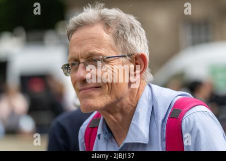 London, Großbritannien. 6.. Juni 2022. Parlamentsabgeordnete in Westminster am Tag der Vertrauensabstimmung über Boris Johnson, MP, Premierminister, Simon Calder Journalist und Reiseschriftsteller Kredit: Ian Davidson/Alamy Live News Stockfoto