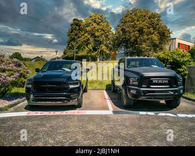 Gummersbach, Deutschland - 13. Juni 2021: Zwei Dodge RAM Pickups stehen in einem Autohaus in Gummersbach zum Verkauf. Stockfoto
