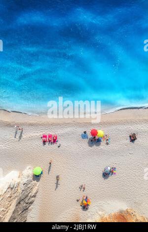 Luftaufnahme des adriatischen Meeres, Wellen, Sandstrand und Sonnenschirme Stockfoto