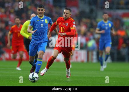 Cardiff, Großbritannien. 05.. Juni 2022. Aaron Ramsey aus Wales (10) in Aktion. Am Sonntag, den 5.. Juni 2022, spielt die FIFA-Weltmeisterschaft 2022 im Cardiff City Stadium in Cardiff, South Wales, gegen die Ukraine. Nur zur redaktionellen Verwendung. Bild von Andrew Orchard/Andrew Orchard Sports Photography/Alamy Live News Credit: Andrew Orchard Sports Photography/Alamy Live News Stockfoto