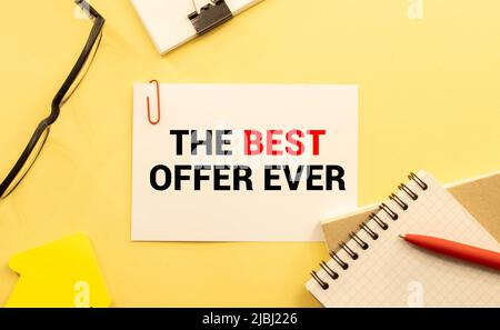 Das beste Angebot aller Zeiten Text auf der Büroschreibtisch-Tabelle von oben zu Business Workplace und Business Objects Stockfoto