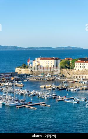 Altstadt und Yachthafen bei Sonnenaufgang, Ajacciu (Aiacciu), Korsika (Corse), Corse-du-Sud, Frankreich Stockfoto