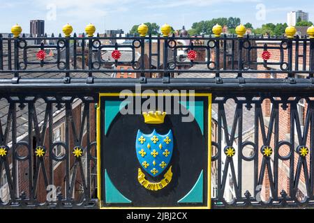 Wappen auf der 19. Century St. Petersgate Bridge über die Unterführung, Stockport, Greater Manchester, England, Vereinigtes Königreich Stockfoto