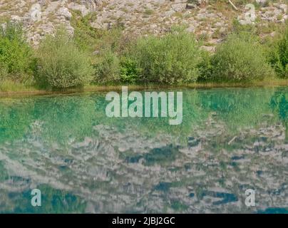 Quelle des Flusses Cetina bei Sinj in Kroatien Stockfoto