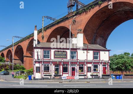 Das Crown Inn mit Eisenbahnviadukt dahinter, Heaton Lane, Stockport, Greater Manchester, England, Vereinigtes Königreich Stockfoto