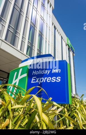 Holiday Inn Express Stockport-Schild, Station Road, Stockport, Greater Manchester, England, Vereinigtes Königreich Stockfoto