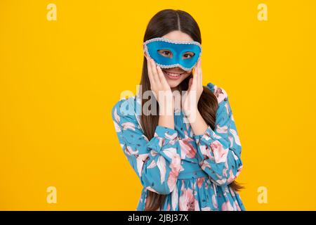 Teenager Mädchen in Samba Maske an Karneval isoliert auf gelbem Hintergrund. Kinder in Karnevalsmaske auf Geburtstagsparty, Feiertagskonzept. Stockfoto