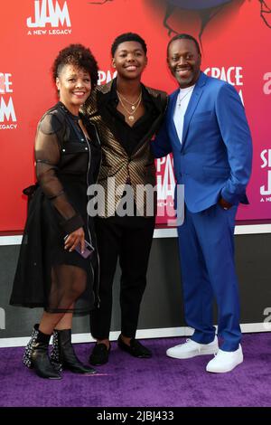 Space Jam: A New Legacy Premiere im Microsoft Theater am 12. Juli 2021 in Los Angeles, CA mit: Cedric Joe, Parents wo: Los Angeles, California, USA Wann: 13 Jul 2021 Credit: Nicky Nelson/WENN.com Stockfoto