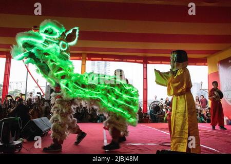 5. Juni 2022, Kalkutta, Westbengalen, Indien: Das Drachenboot-Festival oder Duanwu Festival ist eines der ältesten traditionellen Festivals der Welt, das von Chinesen aufgeführt wird. In Kalkutta feiert die chinesische Gemeinschaft dieses Fest mit mehreren Aufführungsveranstaltungen wie einer Reihe von Löwentänzen, köstlichem Essen, das von der chinesischen Gemeinde zubereitet wird, einem Drachenbootrennen und kulturellen Darbietungen. Dieses Jahr fand dieses Festival am 5.. Juni 2022 in Kalkutta Boating and Hotel Resorts, Topsia, statt. Das Team für Bootsrennen hatte das Bootsrennen eine Woche lang geübt, aber aufgrund eines kürzlich in Rabindra Sarovar Th eingetretenen Bootrennens Stockfoto