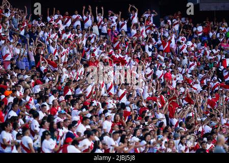 Die Fans Perus spielten während des Freundschaftsspiel zwischen Peru und Neuseeland am 5. Juni 2022 im RCDE-Stadion in Barcelona, Spanien. (Foto von Bagu Blanco / PRESSINPHOTO) Stockfoto