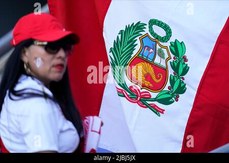 Peru-Fan beim Freundschaftsspiel zwischen Peru und Neuseeland spielte am 5. Juni 2022 im RCDE-Stadion in Barcelona, Spanien. (Foto von Bagu Blanco / PRESSINPHOTO) Stockfoto