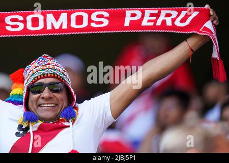 Peru-Fan beim Freundschaftsspiel zwischen Peru und Neuseeland spielte am 5. Juni 2022 im RCDE-Stadion in Barcelona, Spanien. (Foto von Bagu Blanco / PRESSINPHOTO) Stockfoto