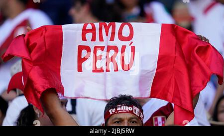 Peru-Fan beim Freundschaftsspiel zwischen Peru und Neuseeland spielte am 5. Juni 2022 im RCDE-Stadion in Barcelona, Spanien. (Foto von Bagu Blanco / PRESSINPHOTO) Stockfoto