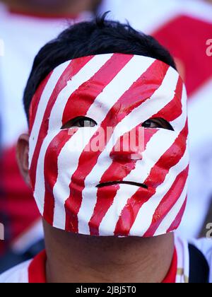 Peru-Fan beim Freundschaftsspiel zwischen Peru und Neuseeland spielte am 5. Juni 2022 im RCDE-Stadion in Barcelona, Spanien. (Foto von Bagu Blanco / PRESSINPHOTO) Stockfoto