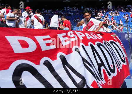 Peru-Fan beim Freundschaftsspiel zwischen Peru und Neuseeland spielte am 5. Juni 2022 im RCDE-Stadion in Barcelona, Spanien. (Foto von Bagu Blanco / PRESSINPHOTO) Stockfoto