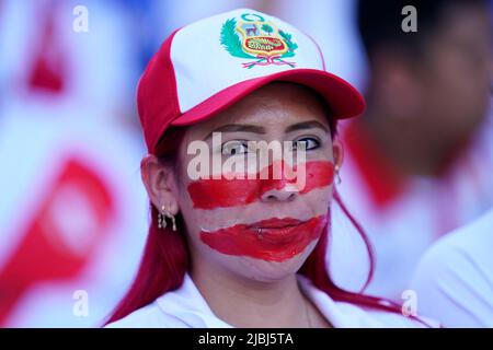 Peru-Fan beim Freundschaftsspiel zwischen Peru und Neuseeland spielte am 5. Juni 2022 im RCDE-Stadion in Barcelona, Spanien. (Foto von Bagu Blanco / PRESSINPHOTO) Stockfoto