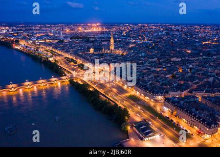 Nachtansicht von der Drohne auf dem Bordeaux. Stockfoto