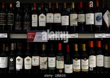 Santiago, Chile- Mai 20,2022: Verschiedene chilenische Weinmarken am chilenischen Flughafen Stockfoto