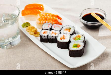 Futomaki, Hosomaki und Nigiris - japanische Brötchen aus der Nähe Stockfoto