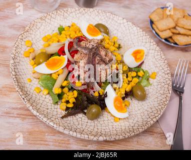 Salat mit Kabeljau-Sardellen und Sauce aus katalonien Stockfoto