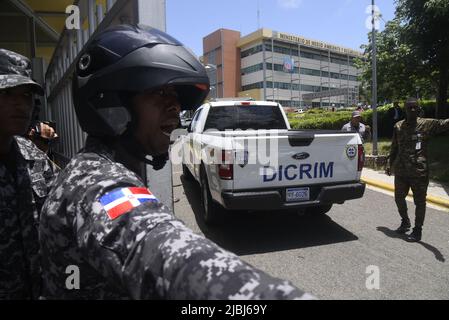 Santo Domingo, Dominikanische Republik. 06.. Juni 2022. Sicherheitskräfte werden im Umweltministerium eingesetzt, nachdem der Umweltminister Mera in seinem Büro angeschossen wurde. Quelle: Pedro Bazil/dpa/Alamy Live News Stockfoto