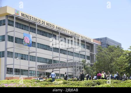 Santo Domingo, Dominikanische Republik. 06.. Juni 2022. Sicherheitskräfte werden im Umweltministerium eingesetzt, nachdem der Umweltminister Mera in seinem Büro angeschossen wurde. Quelle: Pedro Bazil/dpa/Alamy Live News Stockfoto