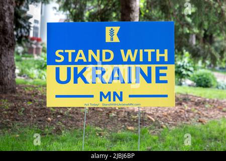 Bunte Minneapolis, Minnesota Nachbarschaft Yard Zeichen zur Unterstützung und Verteidigung der Ukraine, stehen mit der Ukraine gegen den Krieg mit Russland. Stockfoto