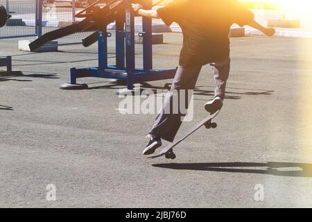 Skateboarding auf der Strecke. Tricks auf einem Skateboard. Stockfoto