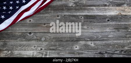 Amerikanische Flagge auf rustikalen Holzplanken für den 4.. Juli, Arbeit, Veteran, Memorial oder Independence Day Feiertagsfeier Hintergrund innerhalb der Vereinigten Staaten Stockfoto