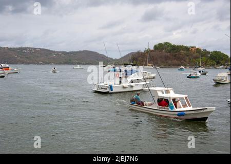 Ausflugsboote in Zihuatanejo, Mexiko Stockfoto