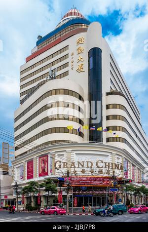 Das Grand China Hotel ist ein Ankerplatz in Chinatown, Bangkok, Thailand. Taxis stehen an der Straßenecke für Gäste bereit. Stockfoto