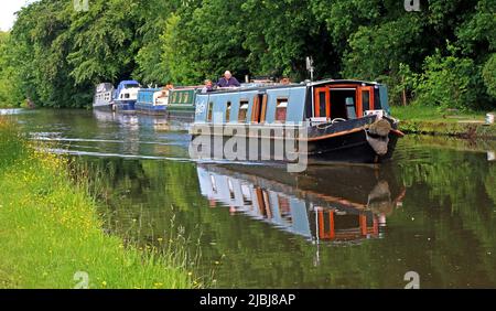 Kanalboote und Kahn, Segeln auf dem Bridgewater Kanal im Sommer, zwischen Lymm und Grappenhall, Cheshire, England, Großbritannien, WA4 Stockfoto