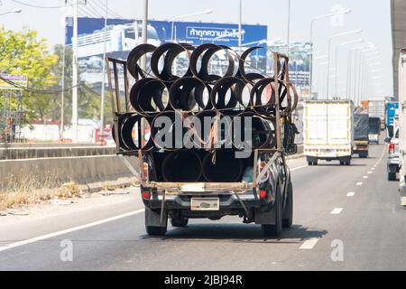 BANGKOK, THAILAND, MÄRZ 19 2022, der vollbeladene Pickup-Truck transportiert Stahlrohre auf der Autobahn Stockfoto