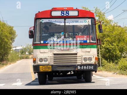 BANGKOK, THAILAND, MÄRZ 27 2022, Ein Bus steht an einer Kreuzung am Stadtrand von Bangkok Stockfoto