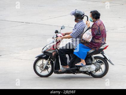 SAMUT PRAKAN, THAILAND, APR 02 2022, das Paar fährt auf dem Motorrad auf der Straße. Stockfoto