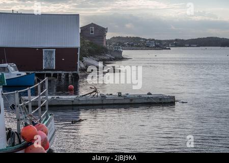 Fischschuppen und Boote an der Ostküste von Nova Scotia Stockfoto