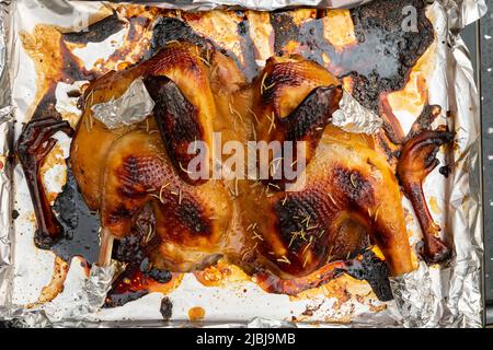 Blick von oben frisch gebackenes hausgemachtes Huhn kam gerade aus einem Ofen Stockfoto