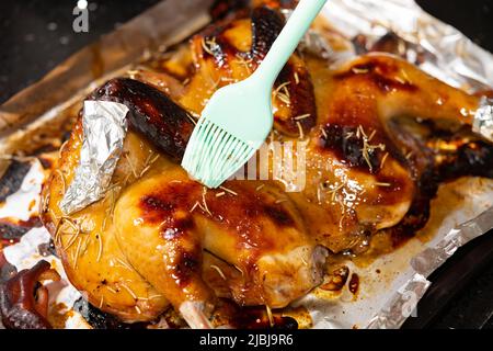 Ölen von halbgebackenen hausgemachten Hähnchen Stockfoto