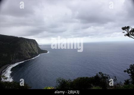 Mit Blick auf die Brandung von Hawai'i Hawaii, der Big Island Stockfoto