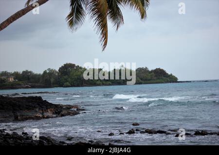 Blick auf den schwarzen Lavastrom in Kona, Hawaii, USA Stockfoto