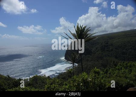 Mit Blick auf die Brandung von Hawai'i Hawaii, der Big Island Stockfoto