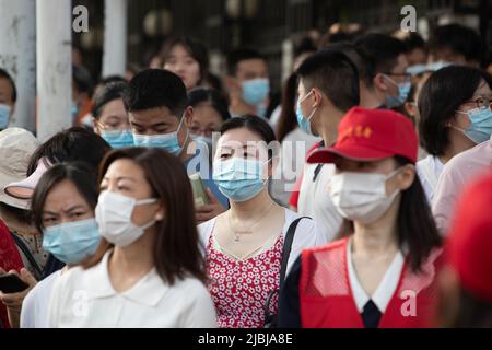 WUHAN, CHINA - 7. JUNI 2022 - die Kandidaten gehen in einen Prüfungsraum der Wuhan Mittelschule Nr. 2 in Wuhan, der Hauptstadt der zentralchinesischen Provinz Hubei Stockfoto