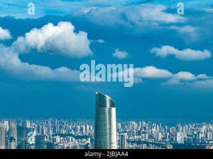 WUHAN, CHINA - 3. JUNI 2022 - Luftaufnahme vom 3. Juni 2022 zeigt das Stadtbild von Wuhan, der zentralchinesischen Provinz Hubei. Stockfoto