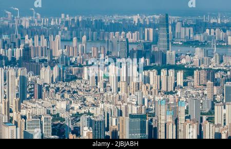 WUHAN, CHINA - 3. JUNI 2022 - Luftaufnahme vom 3. Juni 2022 zeigt das Stadtbild von Wuhan, der zentralchinesischen Provinz Hubei. Stockfoto