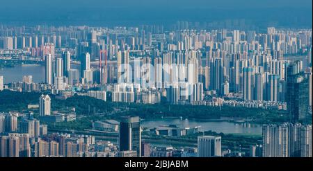WUHAN, CHINA - 3. JUNI 2022 - Luftaufnahme vom 3. Juni 2022 zeigt das Stadtbild von Wuhan, der zentralchinesischen Provinz Hubei. Stockfoto