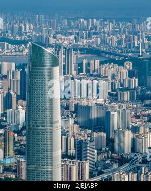 WUHAN, CHINA - 3. JUNI 2022 - Luftaufnahme vom 3. Juni 2022 zeigt das Stadtbild von Wuhan, der zentralchinesischen Provinz Hubei. Stockfoto