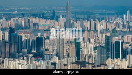 WUHAN, CHINA - 3. JUNI 2022 - Luftaufnahme vom 3. Juni 2022 zeigt das Stadtbild von Wuhan, der zentralchinesischen Provinz Hubei. Stockfoto