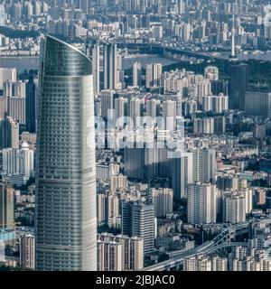 WUHAN, CHINA - 3. JUNI 2022 - Luftaufnahme vom 3. Juni 2022 zeigt das Stadtbild von Wuhan, der zentralchinesischen Provinz Hubei. Stockfoto