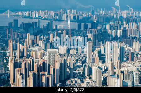 WUHAN, CHINA - 3. JUNI 2022 - Luftaufnahme vom 3. Juni 2022 zeigt das Stadtbild von Wuhan, der zentralchinesischen Provinz Hubei. Stockfoto